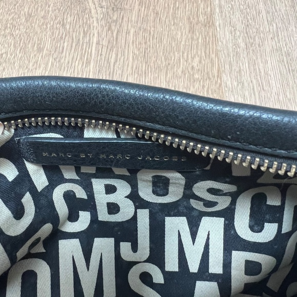 Marc Jacobs leather crossbody in black - Picture 7 of 9